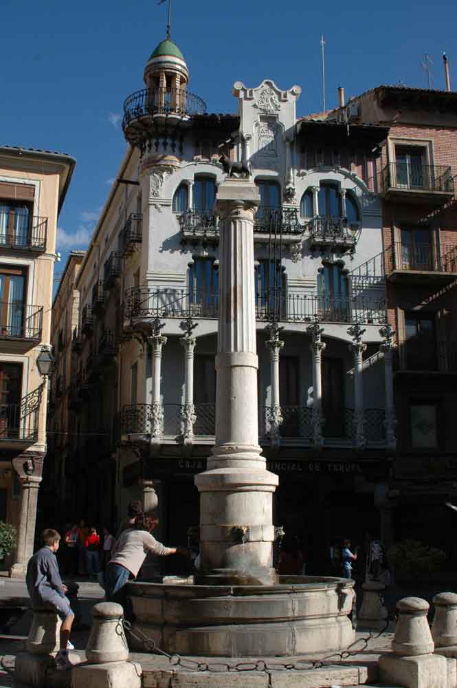 Teruel 15 - plaza del Torico - fuente.jpg